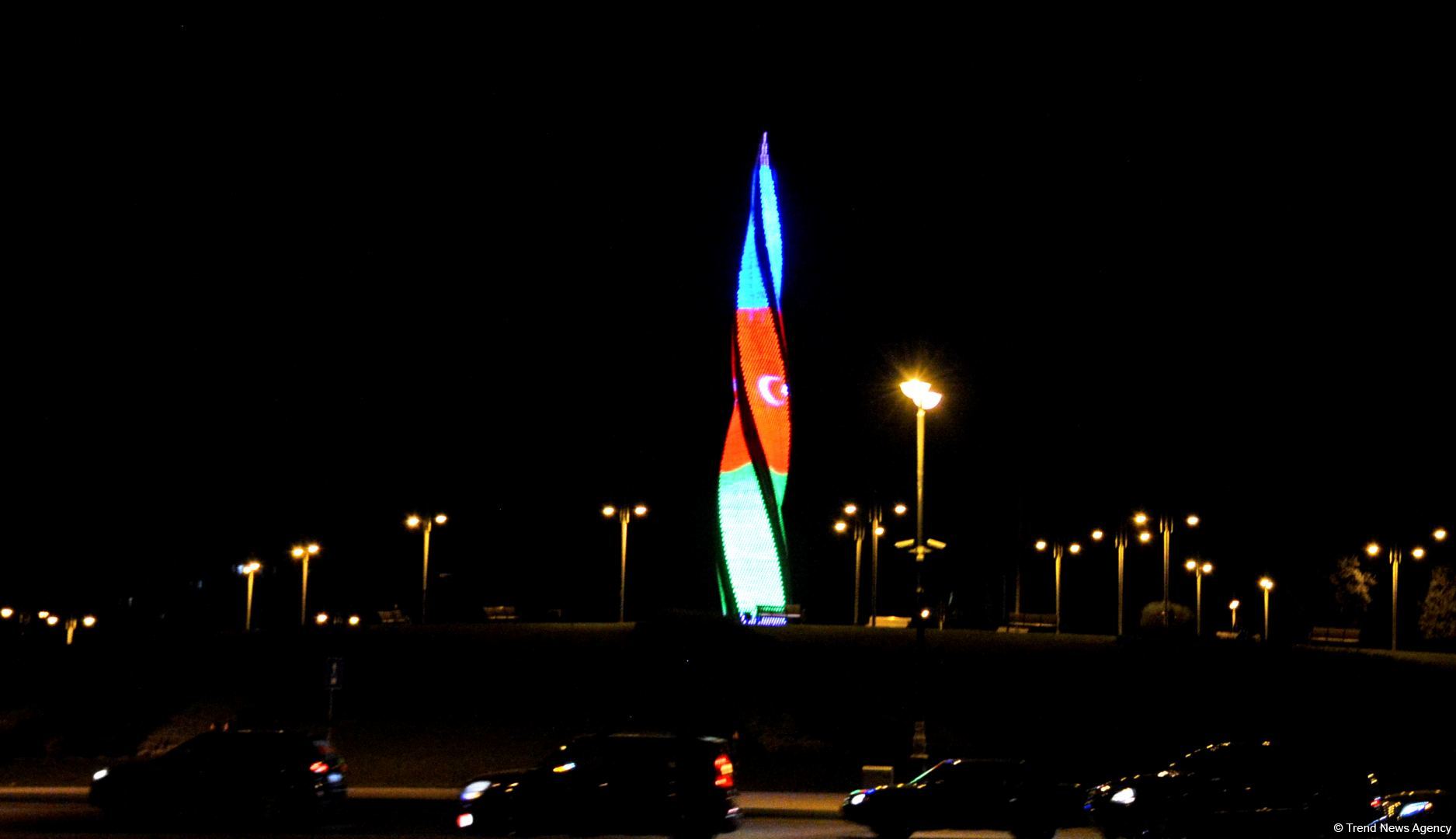 Баку украшен трехцветным флагом Азербайджана (ФОТОСЕССИЯ)