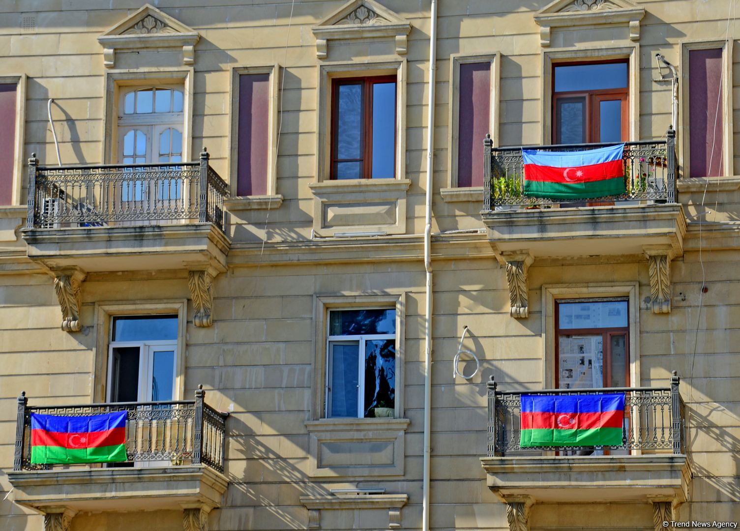 Баку украшен трехцветным флагом Азербайджана (ФОТОСЕССИЯ)