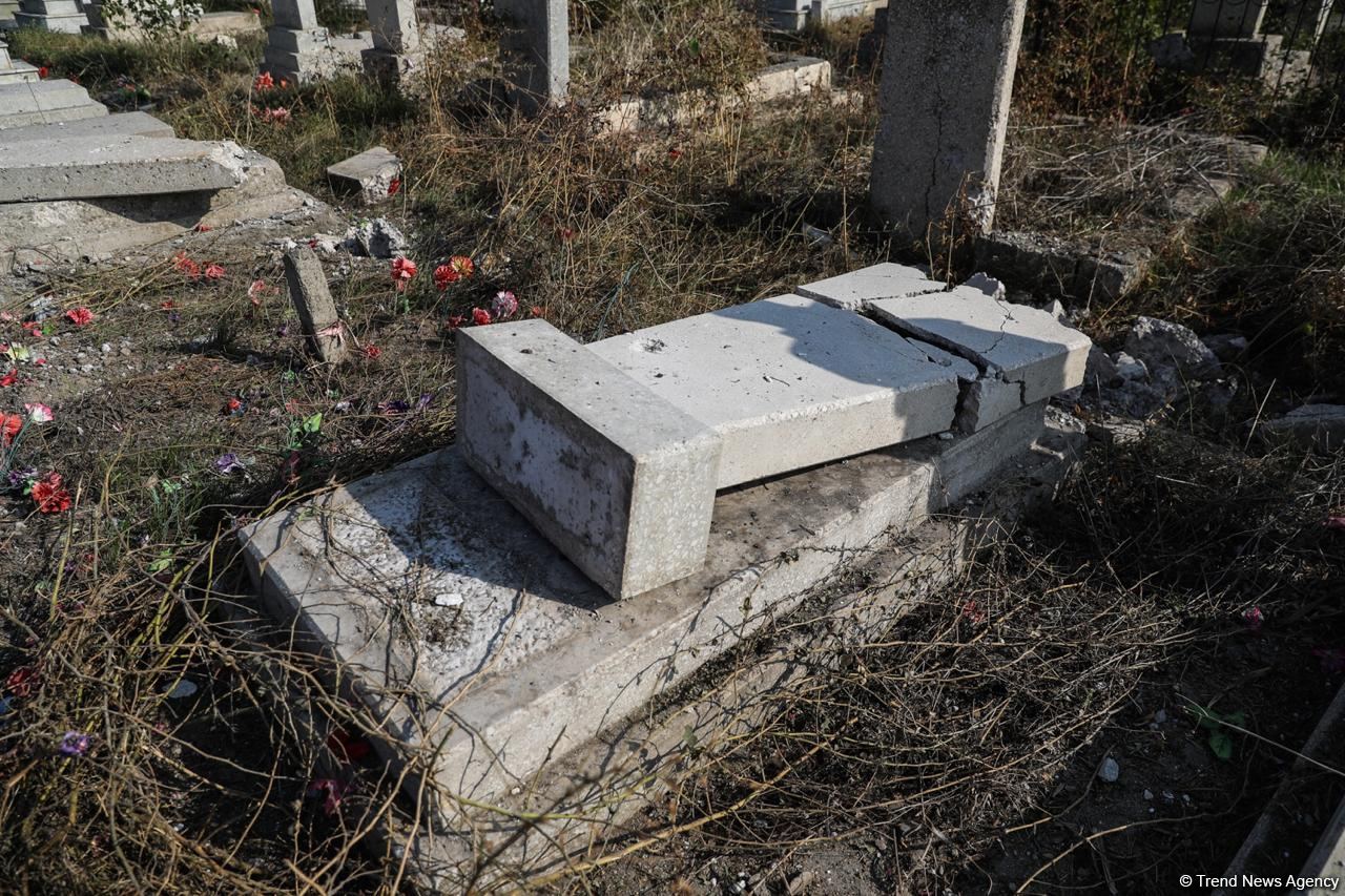 ВС Армении подвергли умышленному обстрелу кладбище в Агдаме (ФОТО)