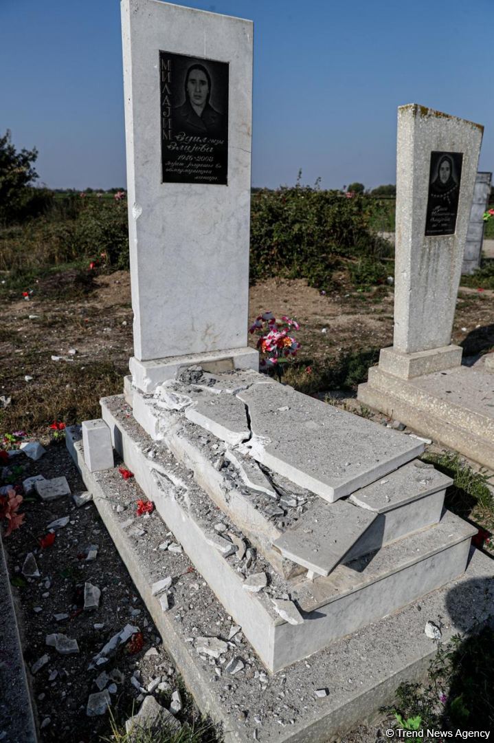 ВС Армении подвергли умышленному обстрелу кладбище в Агдаме (ФОТО)