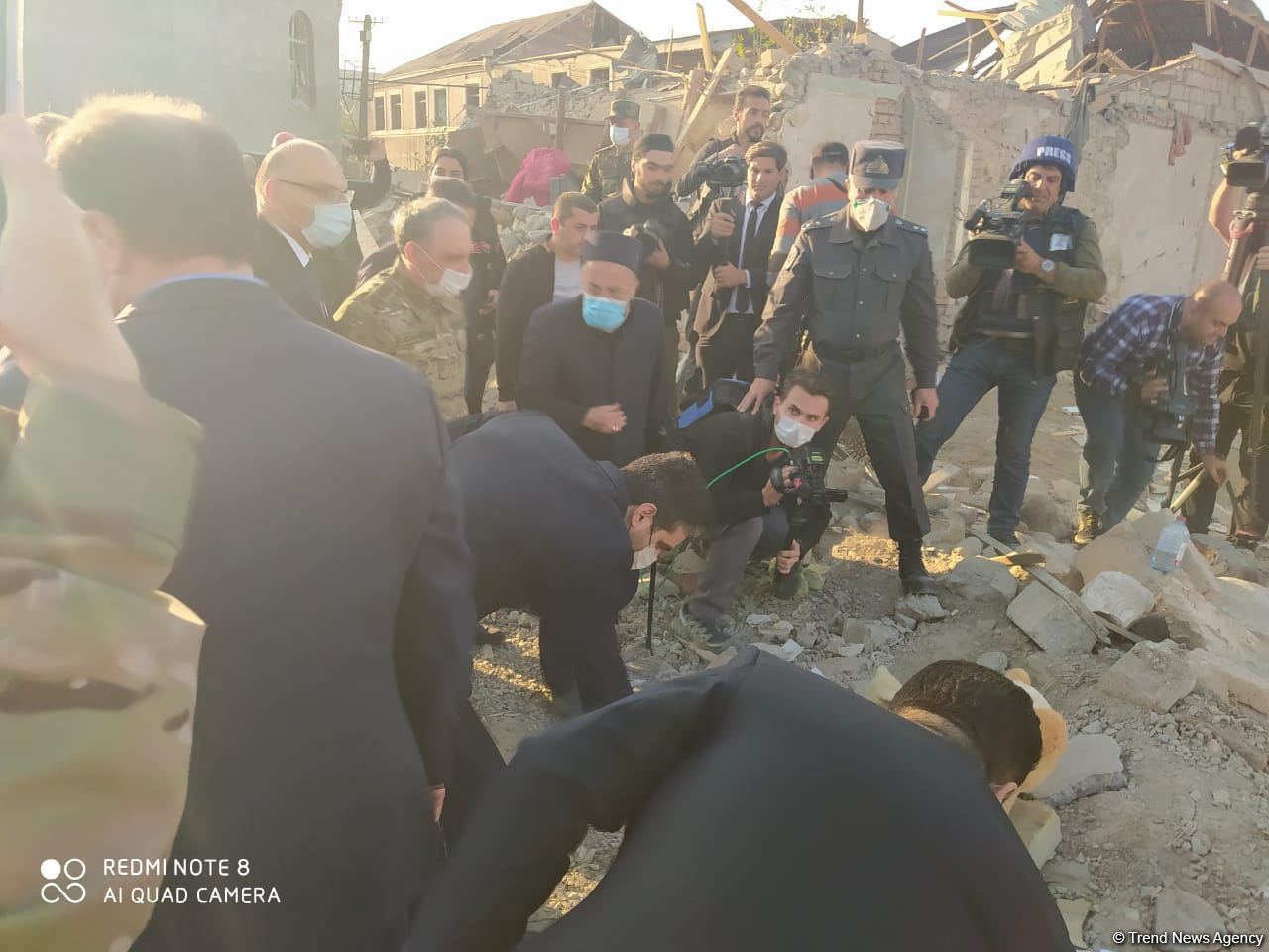 Помощник Президента Азербайджана и представители дипкорпусов прибыли в Гянджу на место происшествия (ФОТО/ВИДЕО)