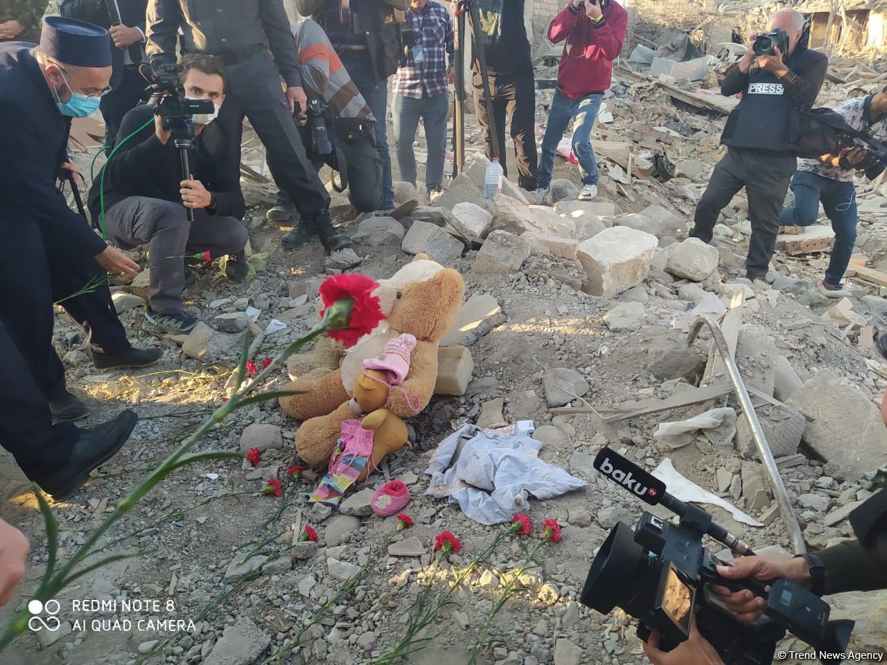 Помощник Президента Азербайджана и представители дипкорпусов прибыли в Гянджу на место происшествия (ФОТО/ВИДЕО)