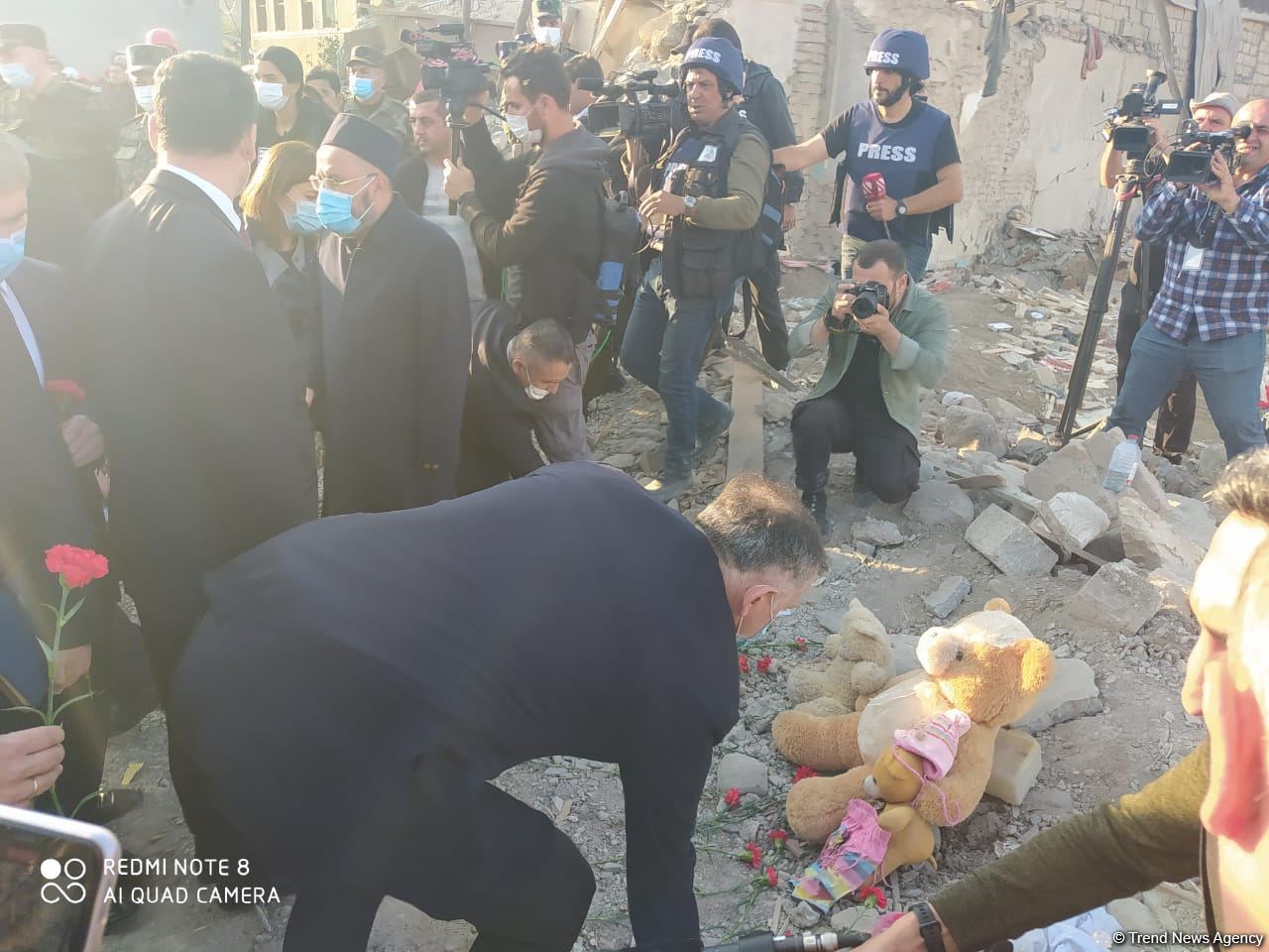 Помощник Президента Азербайджана и представители дипкорпусов прибыли в Гянджу на место происшествия (ФОТО/ВИДЕО)