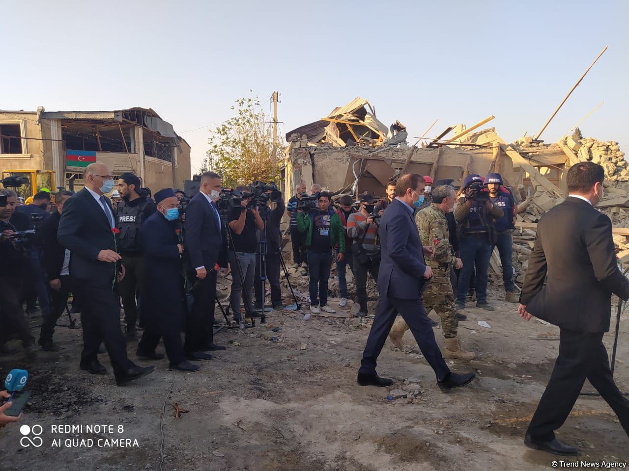 Помощник Президента Азербайджана и представители дипкорпусов прибыли в Гянджу на место происшествия (ФОТО/ВИДЕО)