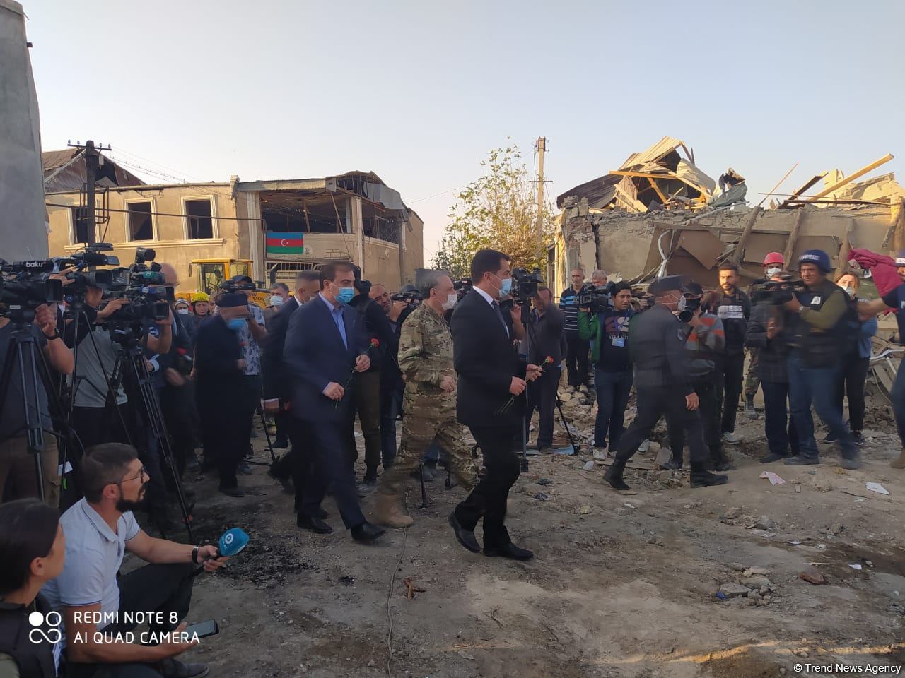 Помощник Президента Азербайджана и представители дипкорпусов прибыли в Гянджу на место происшествия (ФОТО/ВИДЕО)