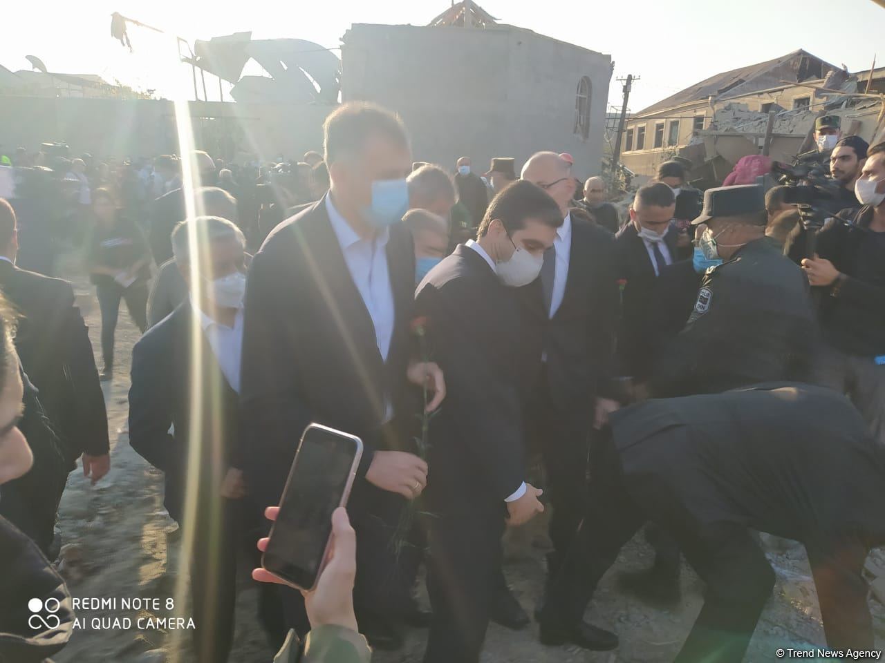 Помощник Президента Азербайджана и представители дипкорпусов прибыли в Гянджу на место происшествия (ФОТО/ВИДЕО)