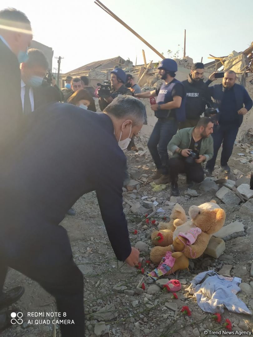 Помощник Президента Азербайджана и представители дипкорпусов прибыли в Гянджу на место происшествия (ФОТО/ВИДЕО)