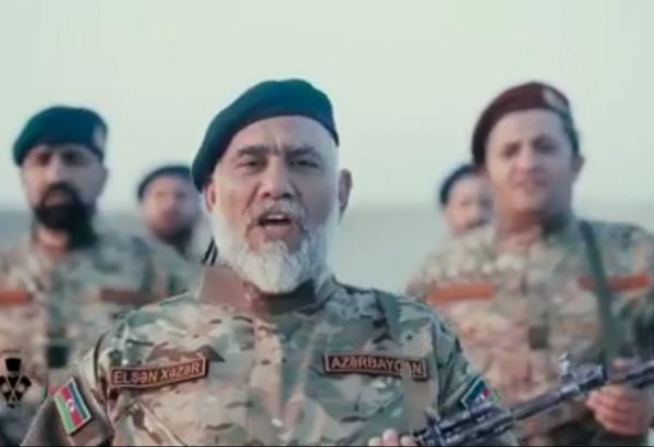 Азербайджанские исполнители мейханы в военной форме и с автоматами (ВИДЕО)