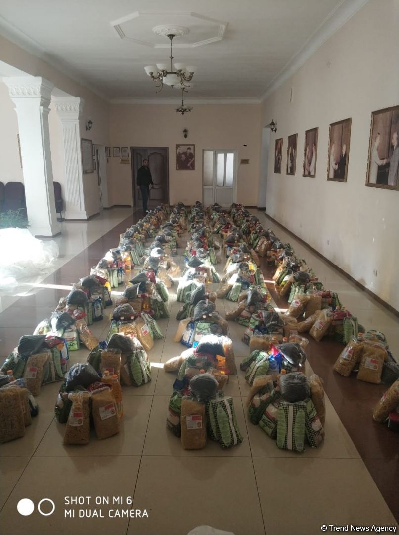 По инициативе депутата Севиль Микаиловой в Худате оказана помощь семьям, чьи дети находятся на военной службе (ФОТО)