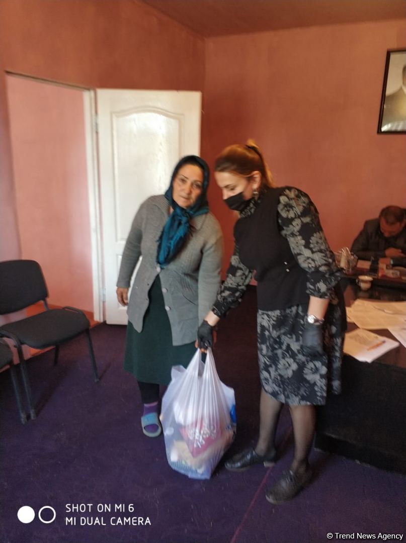 По инициативе депутата Севиль Микаиловой в Худате оказана помощь семьям, чьи дети находятся на военной службе (ФОТО)