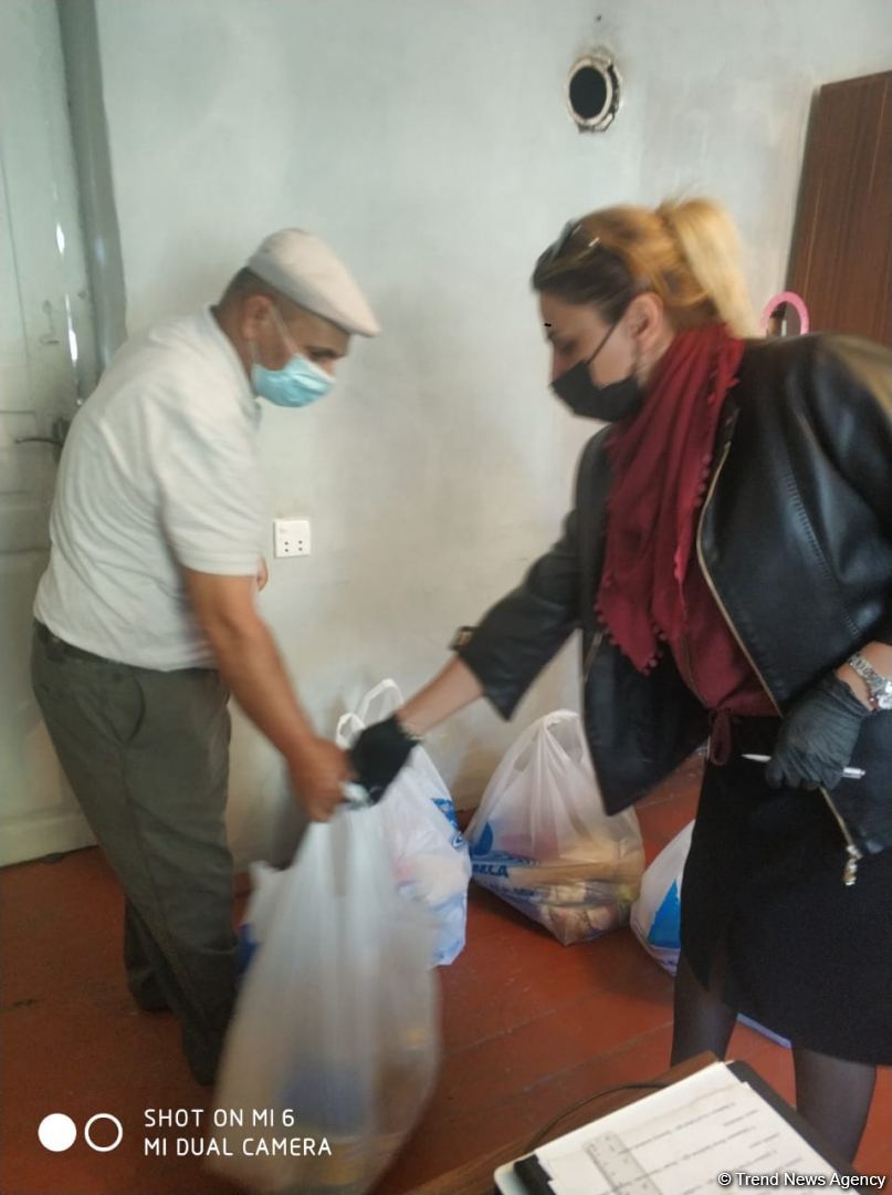 По инициативе депутата Севиль Микаиловой в Худате оказана помощь семьям, чьи дети находятся на военной службе (ФОТО)