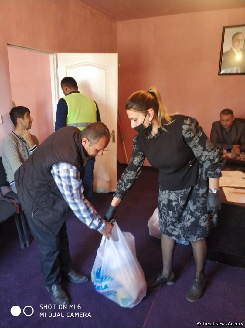 По инициативе депутата Севиль Микаиловой в Худате оказана помощь семьям, чьи дети находятся на военной службе (ФОТО)