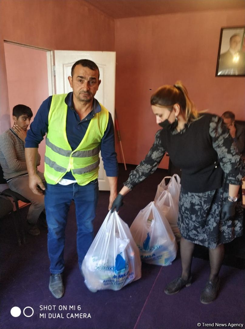 По инициативе депутата Севиль Микаиловой в Худате оказана помощь семьям, чьи дети находятся на военной службе (ФОТО)