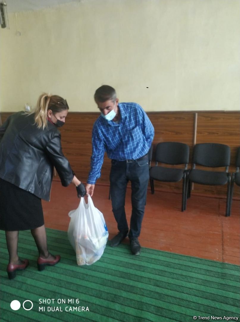 По инициативе депутата Севиль Микаиловой в Худате оказана помощь семьям, чьи дети находятся на военной службе (ФОТО)