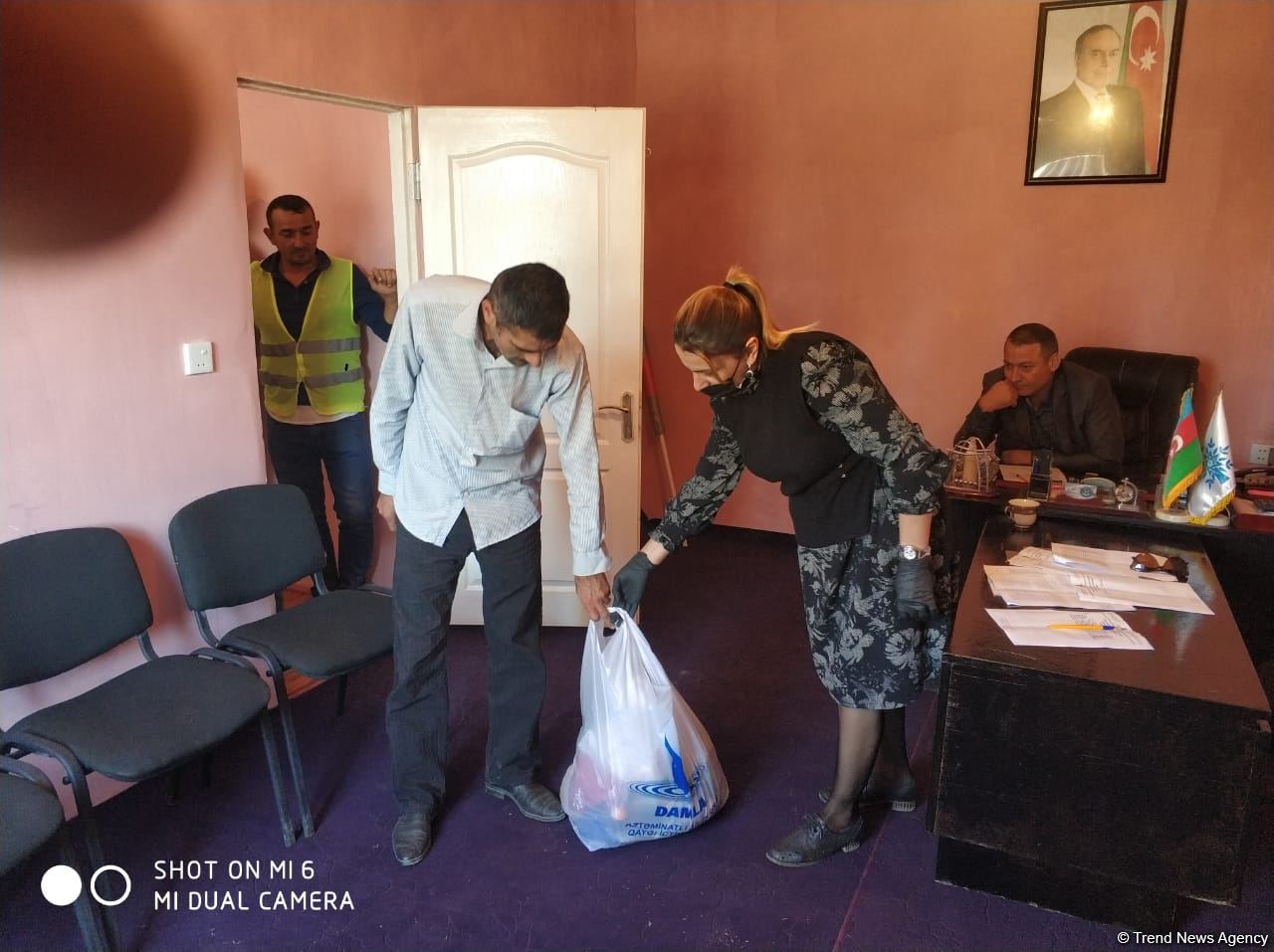 По инициативе депутата Севиль Микаиловой в Худате оказана помощь семьям, чьи дети находятся на военной службе (ФОТО)