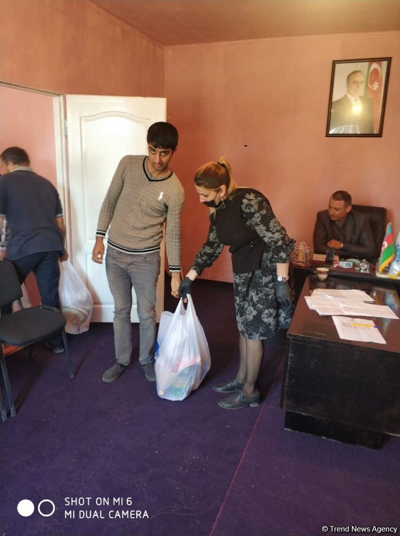 По инициативе депутата Севиль Микаиловой в Худате оказана помощь семьям, чьи дети находятся на военной службе (ФОТО)