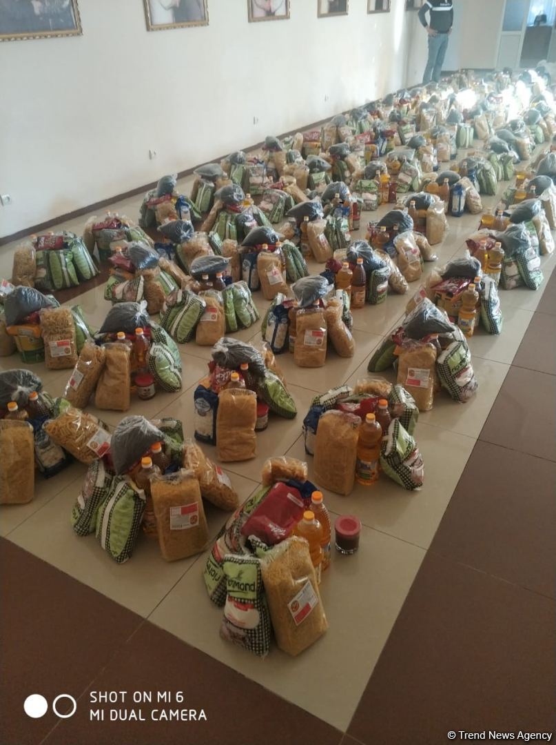 По инициативе депутата Севиль Микаиловой в Худате оказана помощь семьям, чьи дети находятся на военной службе (ФОТО)