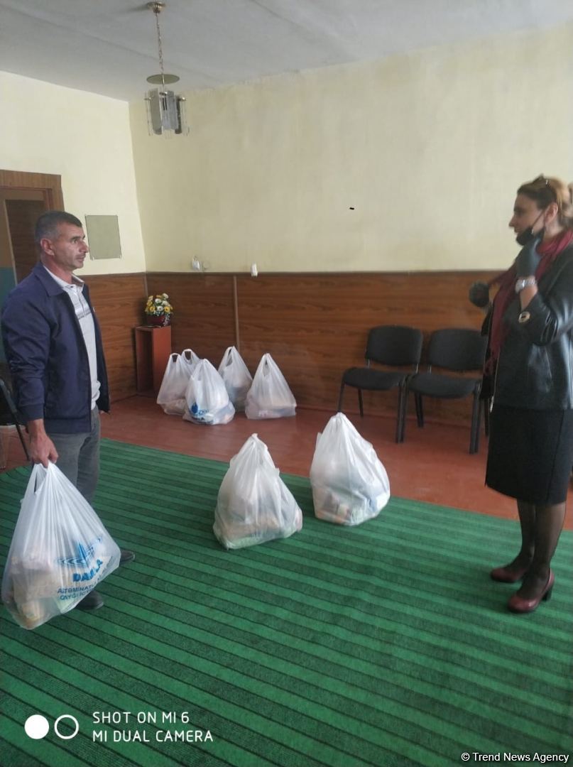 По инициативе депутата Севиль Микаиловой в Худате оказана помощь семьям, чьи дети находятся на военной службе (ФОТО)