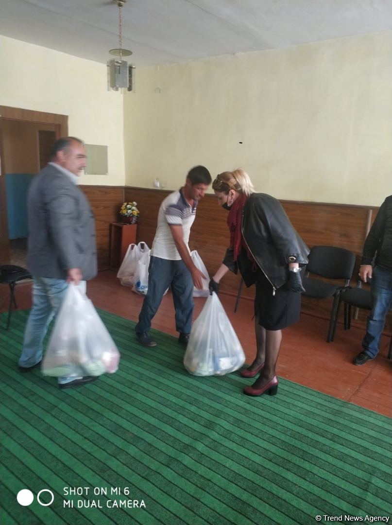 По инициативе депутата Севиль Микаиловой в Худате оказана помощь семьям, чьи дети находятся на военной службе (ФОТО)