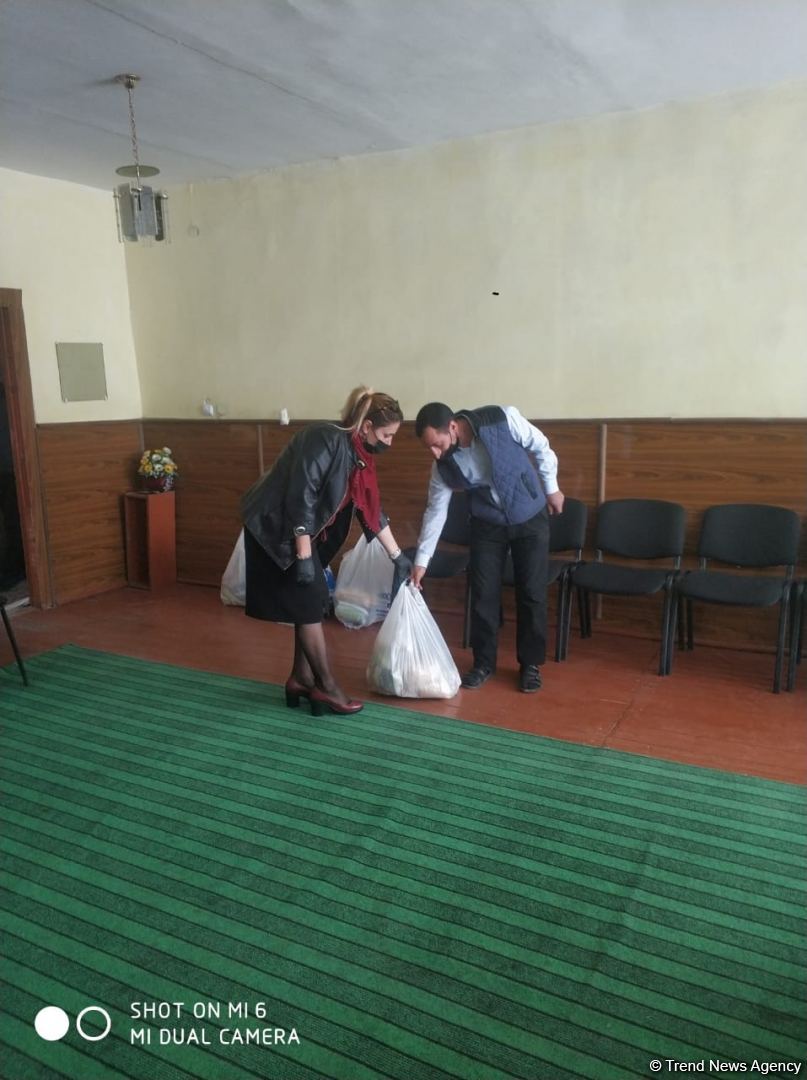 По инициативе депутата Севиль Микаиловой в Худате оказана помощь семьям, чьи дети находятся на военной службе (ФОТО)