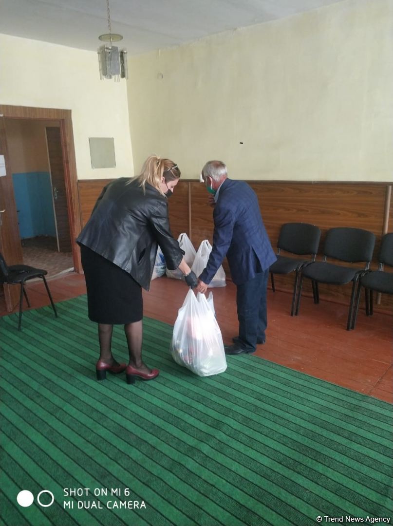 По инициативе депутата Севиль Микаиловой в Худате оказана помощь семьям, чьи дети находятся на военной службе (ФОТО)