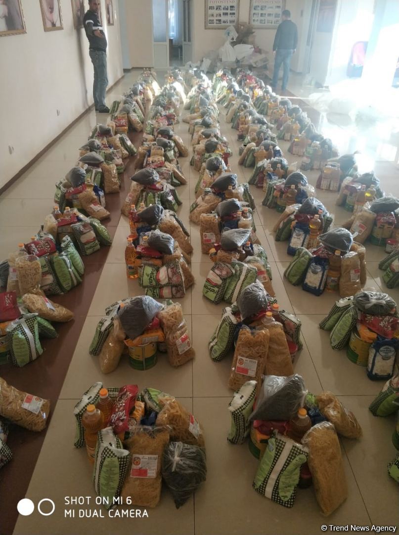 По инициативе депутата Севиль Микаиловой в Худате оказана помощь семьям, чьи дети находятся на военной службе (ФОТО)