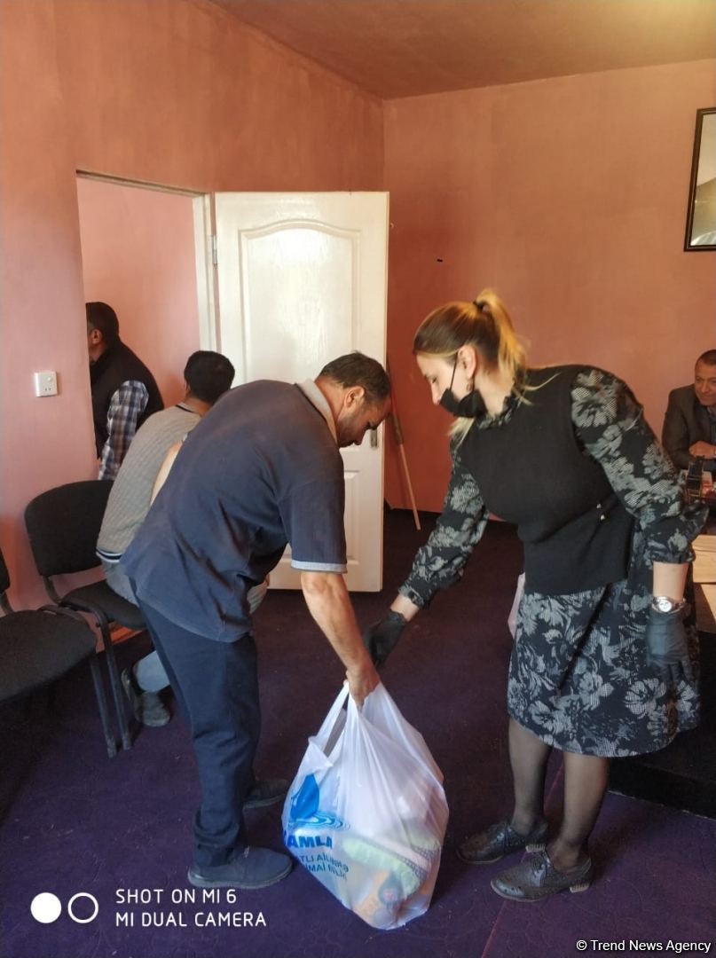 По инициативе депутата Севиль Микаиловой в Худате оказана помощь семьям, чьи дети находятся на военной службе (ФОТО)