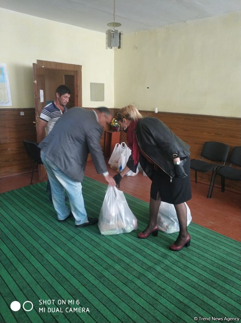 По инициативе депутата Севиль Микаиловой в Худате оказана помощь семьям, чьи дети находятся на военной службе (ФОТО)