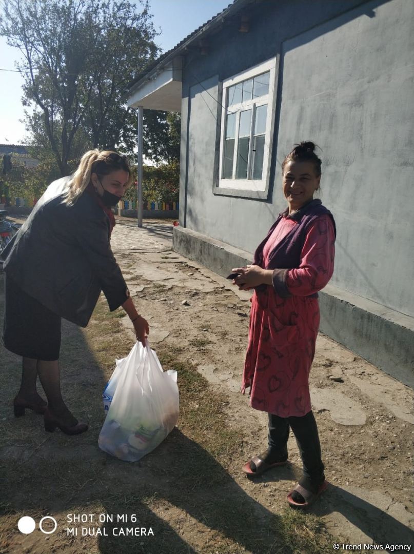 По инициативе депутата Севиль Микаиловой в Худате оказана помощь семьям, чьи дети находятся на военной службе (ФОТО)