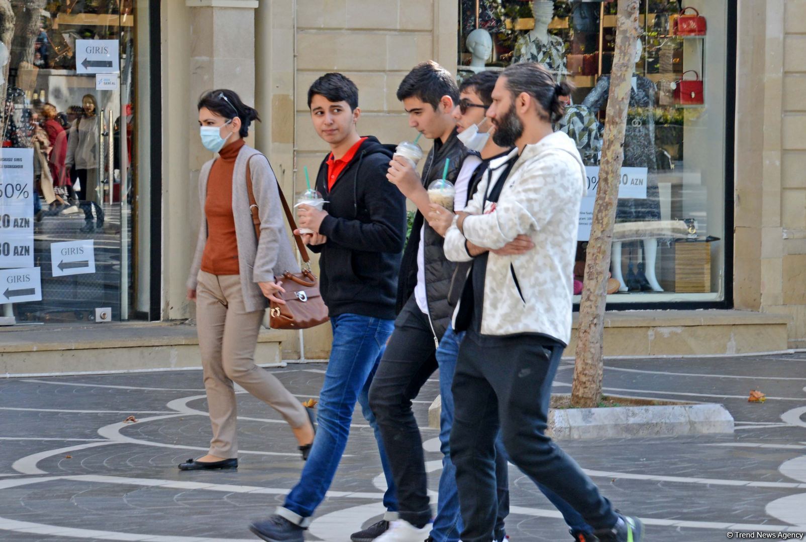 Соблюдают ли правила карантина жители Баку? (ФОТОРЕПОРТАЖ)