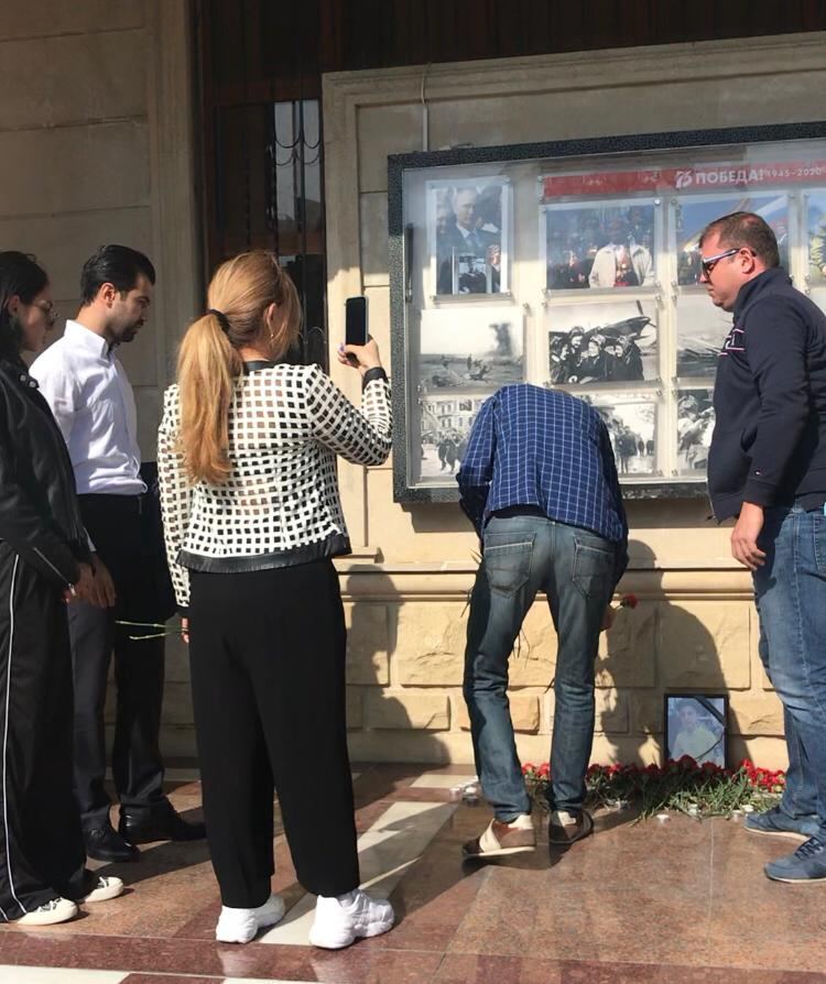 Перед посольством России в Азербайджане проходит акция памяти 13-летнего Артура Маякова (ВИДЕО, ФОТО)