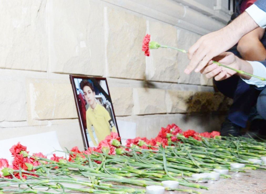 Перед посольством России в Азербайджане проходит акция памяти 13-летнего Артура Маякова (ВИДЕО, ФОТО)