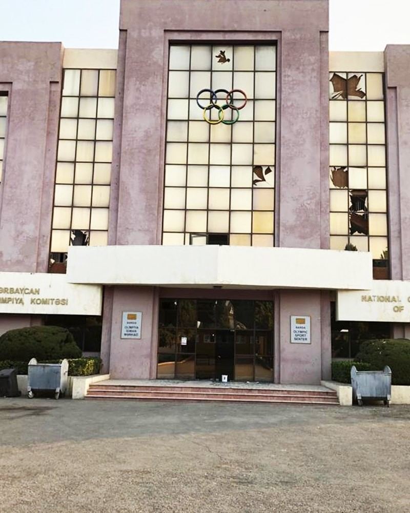 Армянские агрессоры ракетными ударами разрушили Олимпийский центр Барды (ФОТО)