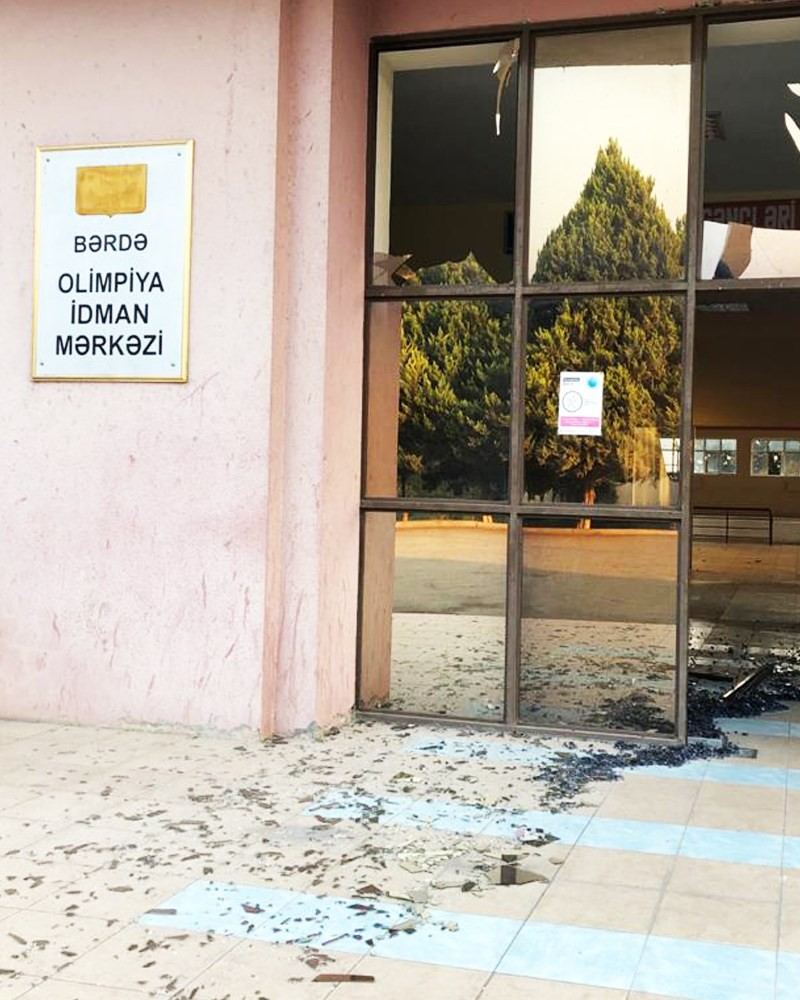 Армянские агрессоры ракетными ударами разрушили Олимпийский центр Барды (ФОТО)