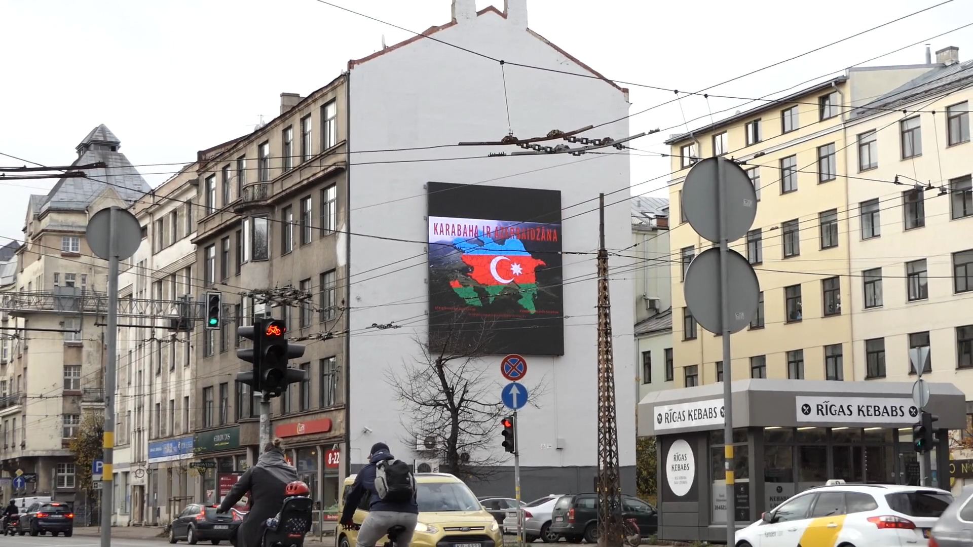 На центральных улицах Риги размещены билборды "Карабах-это Азербайджан!" (ВИДЕО, ФОТО)