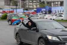 Переполненные счастьем люди празднуют освобождение города Шуша - радость победы в Баку (ФОТО/ВИДЕО)