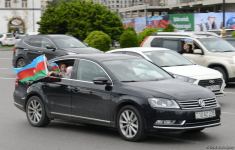 Переполненные счастьем люди празднуют освобождение города Шуша - радость победы в Баку (ФОТО/ВИДЕО)