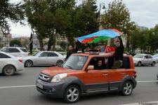 Переполненные счастьем люди празднуют освобождение города Шуша - радость победы в Баку (ФОТО/ВИДЕО)