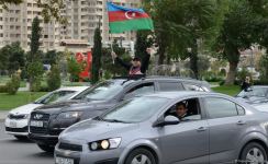 Переполненные счастьем люди празднуют освобождение города Шуша - радость победы в Баку (ФОТО/ВИДЕО)