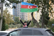 Переполненные счастьем люди празднуют освобождение города Шуша - радость победы в Баку (ФОТО/ВИДЕО)