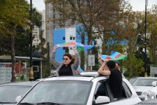 Переполненные счастьем люди празднуют освобождение города Шуша - радость победы в Баку (ФОТО/ВИДЕО)