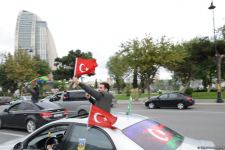 Переполненные счастьем люди празднуют освобождение города Шуша - радость победы в Баку (ФОТО/ВИДЕО)