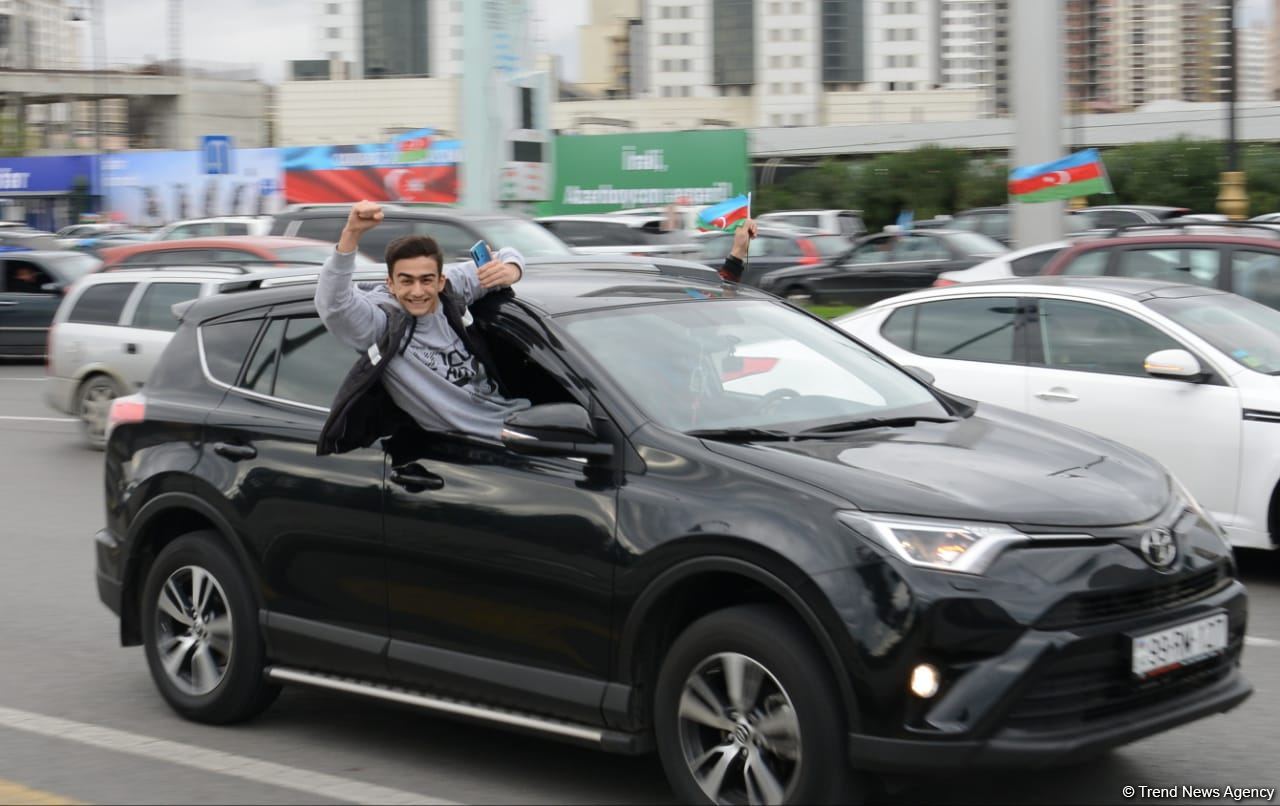 Переполненные счастьем люди празднуют освобождение города Шуша - радость победы в Баку (ФОТО/ВИДЕО)