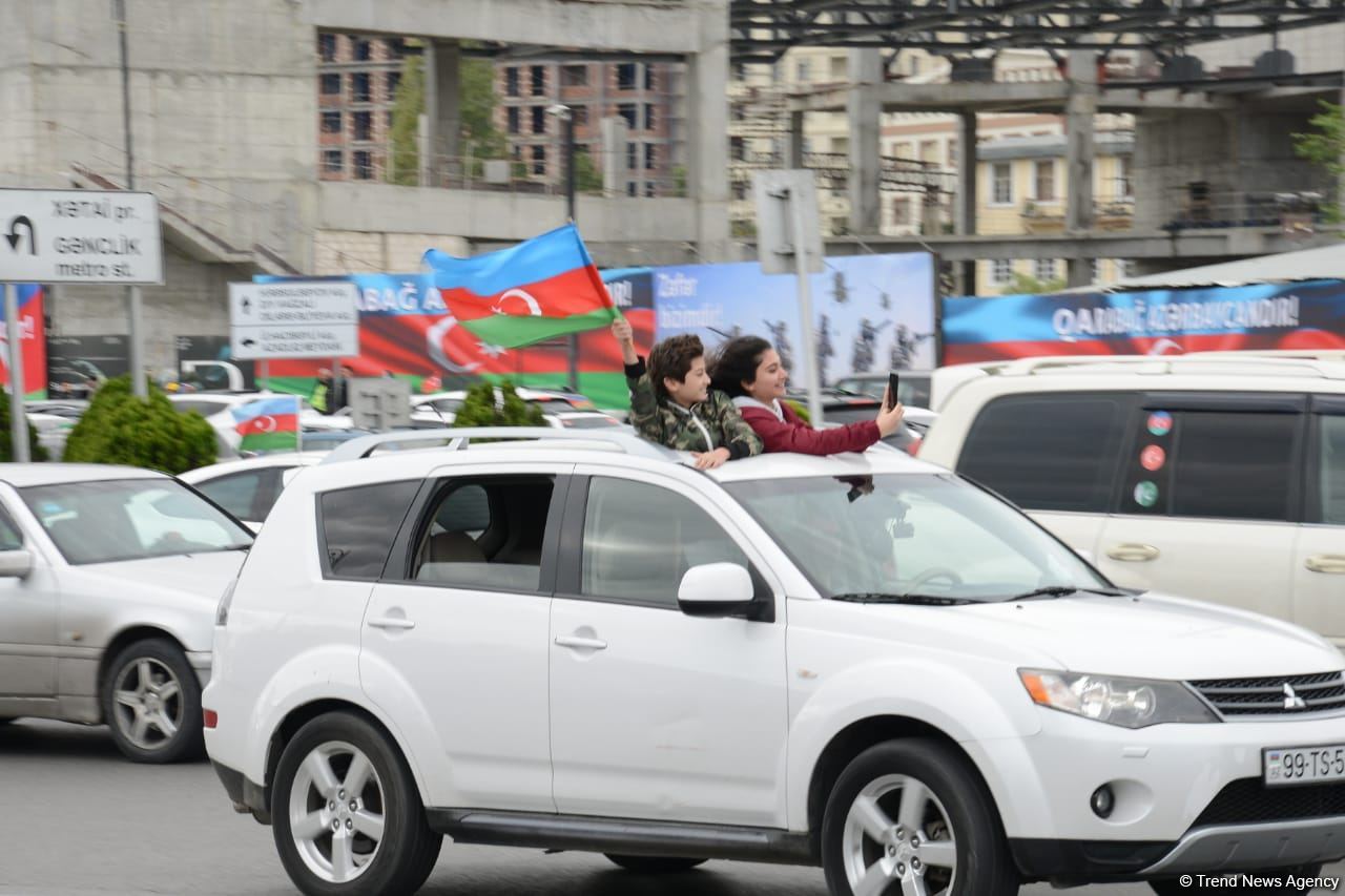 Переполненные счастьем люди празднуют освобождение города Шуша - радость победы в Баку (ФОТО/ВИДЕО)