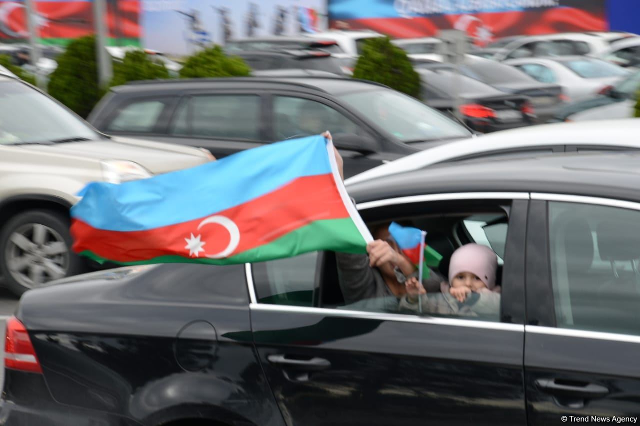 Переполненные счастьем люди празднуют освобождение города Шуша - радость победы в Баку (ФОТО/ВИДЕО)