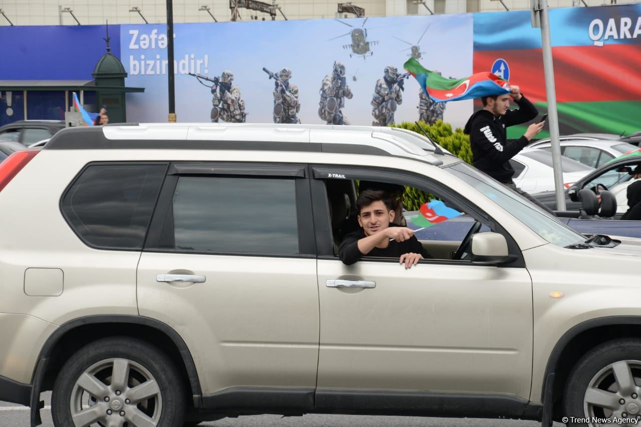 Переполненные счастьем люди празднуют освобождение города Шуша - радость победы в Баку (ФОТО/ВИДЕО)