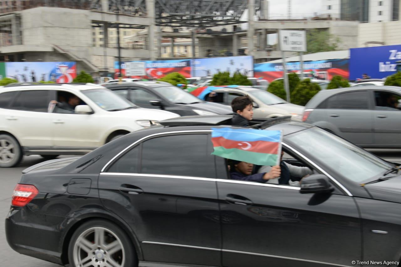 Переполненные счастьем люди празднуют освобождение города Шуша - радость победы в Баку (ФОТО/ВИДЕО)