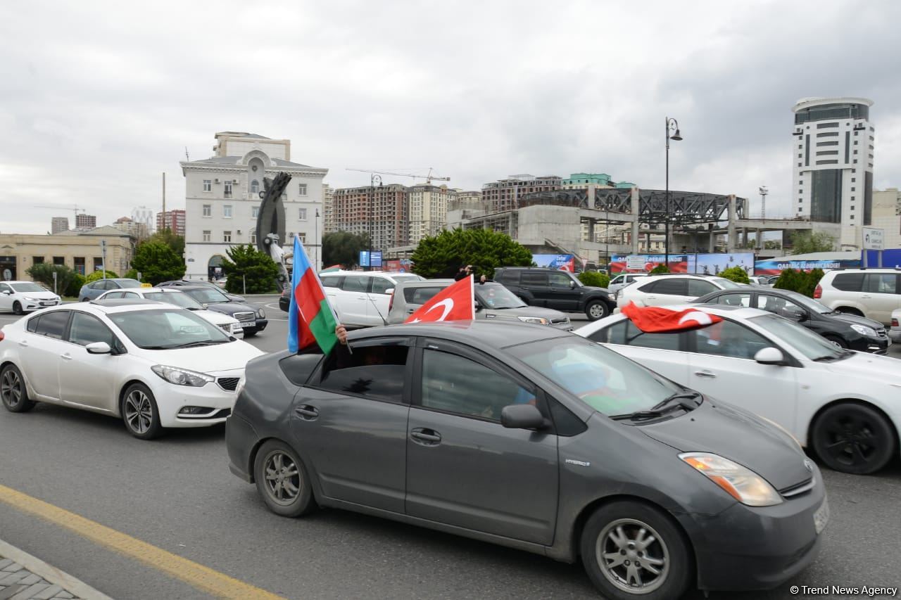 Переполненные счастьем люди празднуют освобождение города Шуша - радость победы в Баку (ФОТО/ВИДЕО)