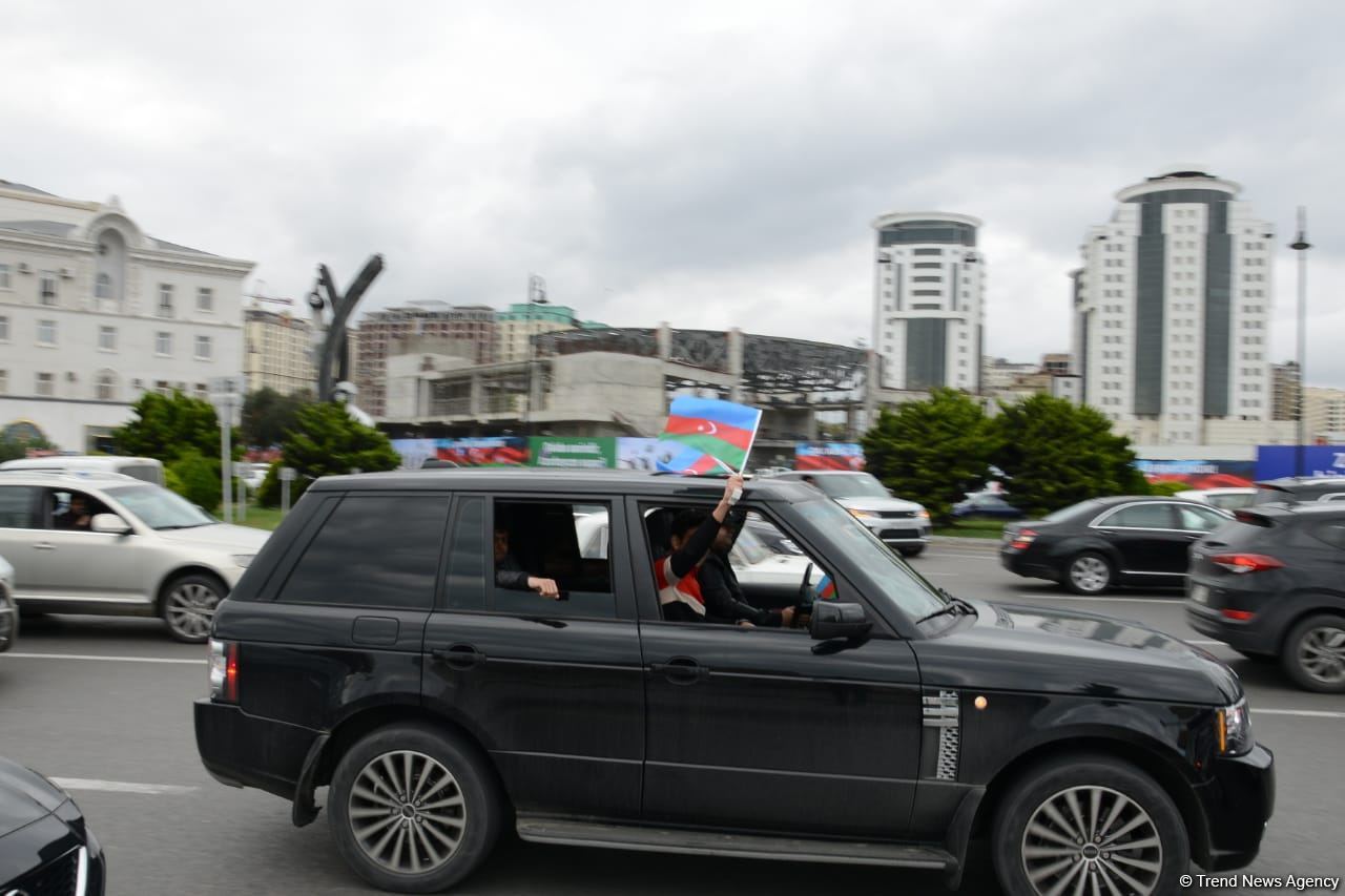 Переполненные счастьем люди празднуют освобождение города Шуша - радость победы в Баку (ФОТО/ВИДЕО)