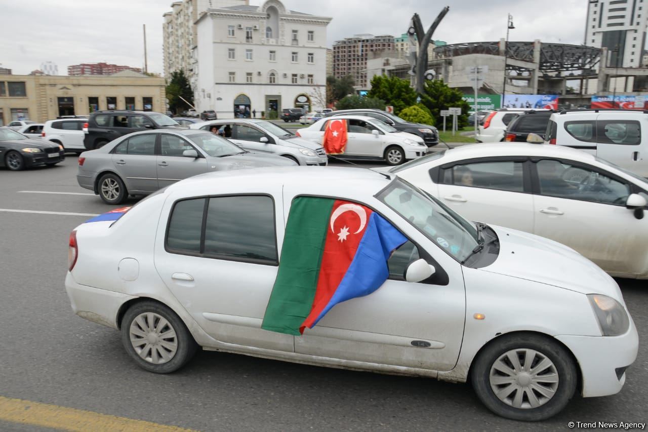 Переполненные счастьем люди празднуют освобождение города Шуша - радость победы в Баку (ФОТО/ВИДЕО)